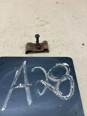 1981 83 84 86 1987 Dodge D100 D150 D350 neumático hierro gato mango guardabarros montaje clip Foto 1 de 4