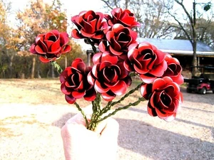 Zehn KLEINE rote Rosenblüten aus Metall MIT STIELEN, Akzenten, Verzierungen, Basteln - Bild 1 von 4