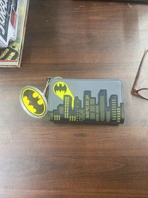 Cartera Loungefly DC Batman Bordada Portatarjetas de Identificación Gothem Totalmente Nueva Foto 1 de 3