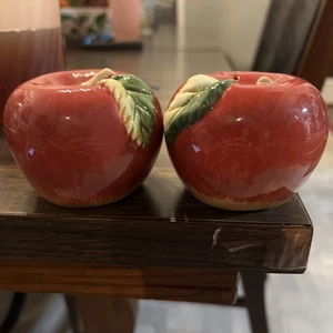 VTG Apple Salt & Pepper Shakers Collectables Table Decoration - Picture 1 of 5