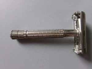 Gillette E-1 Twist To Open Razor - Picture 1 of 5
