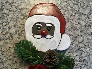 schönes Weihnachtsmanngesicht aus Ton, auf Holzstock, nett dekoriert - Bild 1 von 3