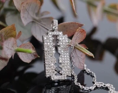 Colgante de hoja de afeitar de diamante creado en laboratorio de 1 quilate enchapado en oro blanco de 14 quilates Hip Hop para hombre Foto 1 de 4