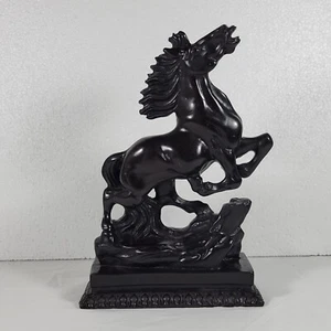 Schwarzes Pferd Skulptur Harz 9 Zoll groß weinrot Farbton - Bild 1 von 24