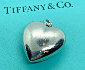 Dije colgante de corazón hinchado de plata de ley Tiffany & Co. - Imagen 1 de 12