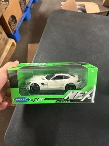 2017 Mercedes AMG GTR Red 1:24 Scale Welly White - Picture 1 of 3