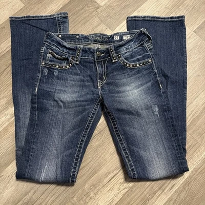 Lindos pantalones de mezclilla Miss Me talla 27 firma bota ajustada pedrería tachuelas azules Foto 1 de 4