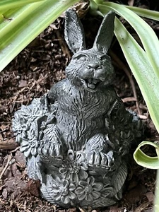 Vintage Ricker Zinn Hase Kaninchen in Blumen Figur Statue Ostern Frühling - Bild 1 von 6
