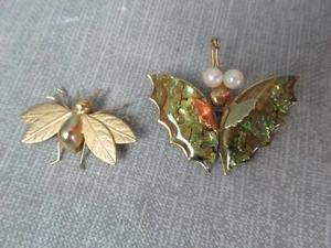 2 alfileres de insectos - 1 mariposa con 2 perlas y alas esmaltadas y 1 mosca tono dorado 29 209 - Imagen 1 de 7