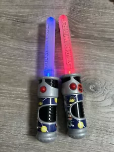 2015 Star Wars M&M Süßigkeiten Mini Lichtschwert rot & blau *KEIN M&M's Mülleimer 44 - Bild 1 von 2