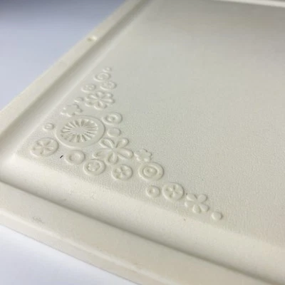 Tabla de cortar MCM blanca Rubbermaid vintage con diseño floral años 70’s  Foto 1 de 4