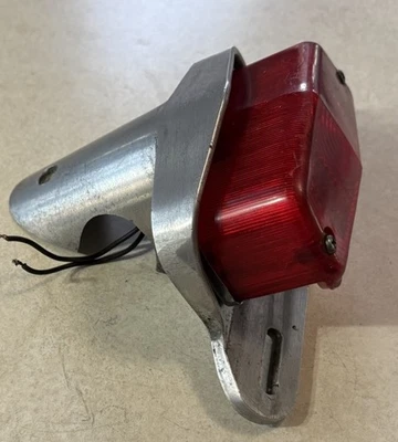 Soporte de luz trasera de aluminio BSA Triumph vintage años 60 con corte para el riel de agarre Foto 1 de 4