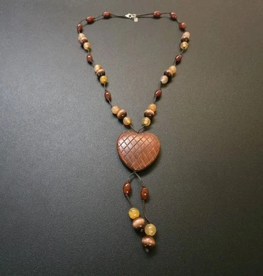 Collar colgante de corazón de piedra y madera de pájaro peyote Foto 1 de 4