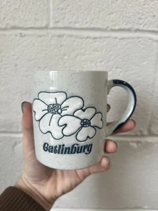 Vintage Souvenir Gatlinburg blau gesprenkelt weiße Blume Demitasse Tasse Becher - Bild 1 von 7