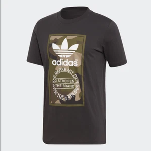 adidas Originals Camouflage Tongue Label Men Tee Gray Camo DV2060 - Picture 1 of 4