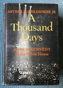 1965 A Thousand Days JFK Arthur Schlesinger HCDJ book 1st Huffington Mifflin Co - Imagen 1 de 8