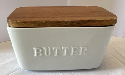 Better Homes & Gardens - Plato de mantequilla en relieve de porcelana blanca y madera de acacia Foto 1 de 4