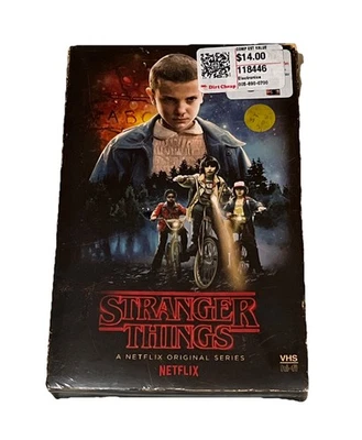 Stranger Things: Season One: 4-дисковое коллекционное издание DVD/Blu-Ray бокс-сет - Изображение 1 из 4