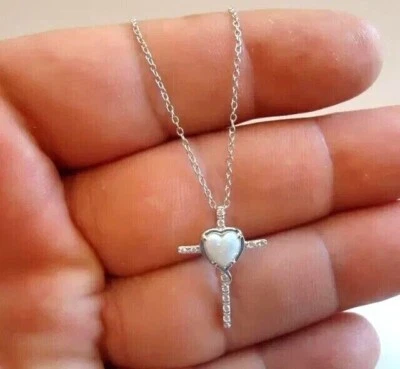 Impresionante colgante de cruz de ópalo de fuego simulado corte corazón enchapado en oro blanco de 14 k Foto 1 de 4
