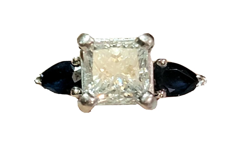 1.01 carat Princess Cut Diamond and Sapphire Engagement Ring in 18k white gold Foto 1 de 1