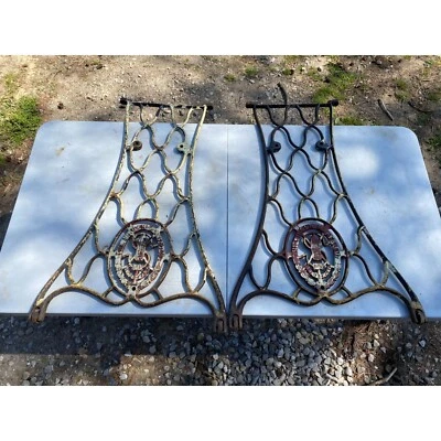 Antigua máquina de coser Singer base de pedal patas laterales con inserciones de remache Foto 1 de 4