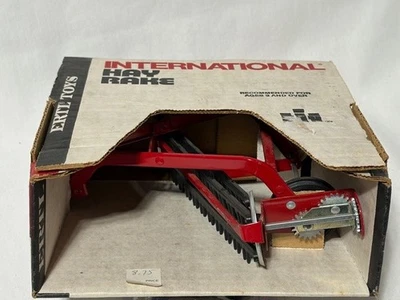 Rastrillo de heno ERTL IH International, rojo, stock #446, 1/16 Foto 1 de 4