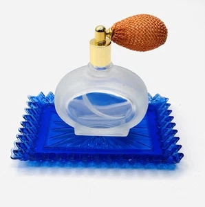 Kleine klare satinierte Milchglas Parfüm Flasche mit Zerstäuber und blauem Tablett - Bild 1 von 13
