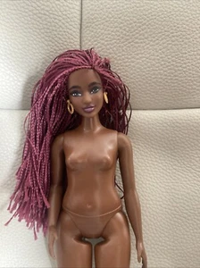 Barbie Puppe schwarz kurvige burgunderfarbene Haare Zöpfe Ohrringe nude zum Anziehen - Bild 1 von 4
