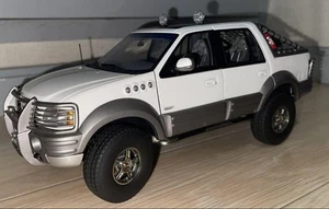 Autoart 1/18 Ford Expedition Himalaya Collectible Model Silver Tone Tested - Picture 1 of 8