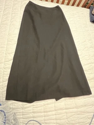 Falda larga negra para mujer con espalda dividida. Forrado. Bajo talla 4. Usado Foto 1 de 4