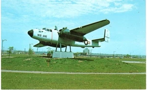 Cartolina Mitchell B-25 bombardiere di fronte a Mitchell Field Milwaukee, WI - Foto 1 di 2