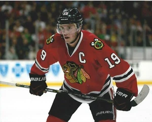Foto 8x10 hockey, Jonathan Toews, Chicago Blackhawks camiseta roja primer plano capitán - Imagen 1 de 1
