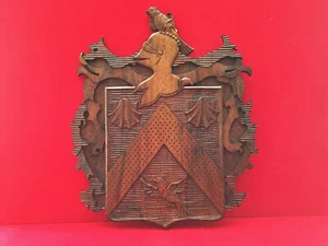 PLAQUE DE BOIS SCULPTÉE CHEVALERIE DU MOYEN-AGE ARTISTE JOSEF GLÜCK AIGLE HEAUME - Picture 1 of 6