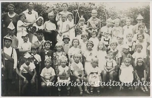 Kinder Gruppenfoto mit Stahlhelm - König & Königin - Altes Foto 1930er - Picture 1 of 2