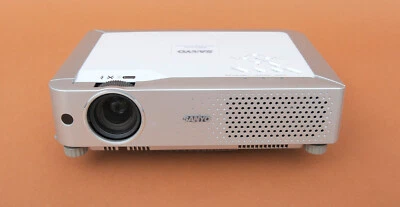 Sanyo Beamer PROxtraX PLC-XU74, 2500 Ansi Lumen - Bild 1 von 4