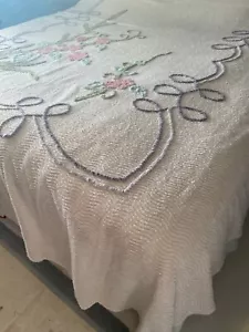 WHITE COTTON CHENILLE CANDLEWICK BEDSPREAD FLORAL CENTRE PATTERN 94" W X 104" L - Picture 1 of 13