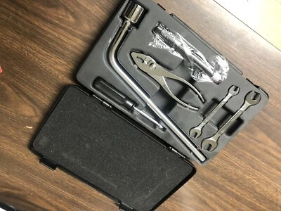 2001 2002 2003 2006 Lexus LS430 Llave de tuerca de neumático Destornillador Luz de flash Herramientas Foto 1 de 3