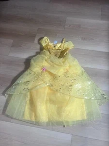 Autentico Costume Disney Store Belle 9/10 Bambina La Bella e la Bestia - Foto 1 di 8