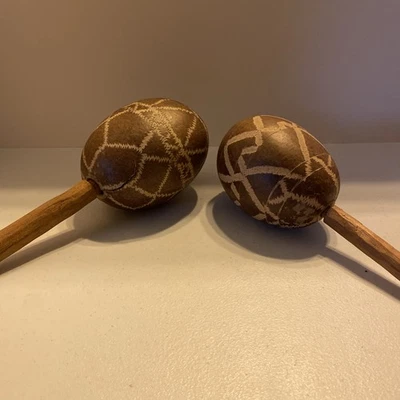 Juego de 2 Maracas Sonajeros Chamán Talladas a Mano Foto 1 de 4