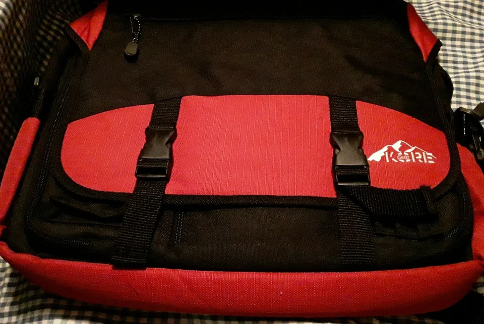 Bolsa de transporte para computadora portátil Kore negra y roja 18 × 18 Foto 1 de 2