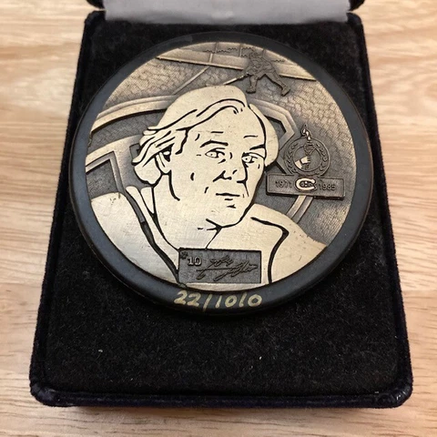 GUY LaFLEUR Montreal Canadiens Bronze 3D Inglasco Commemorative Puck *LE /1010* Cover