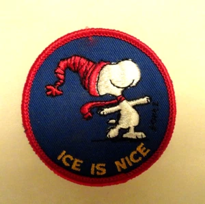VINTAGE PEANUTS SNOOPY SEW-ON PATCH ICE IS NICE SCHULZ🥜 - Foto 1 di 3