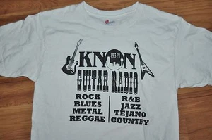 Camiseta Pequeña Knon 89.3 FM Radio Dallas Texas Guitarra 18 pulgadas Pit to Pit - Imagen 1 de 2