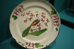 ASSIETTE EN FAIENCE DE L'EST LES ISLETTES DECOR UN PAON SUR UNE BARRIERE - Picture 1 of 6