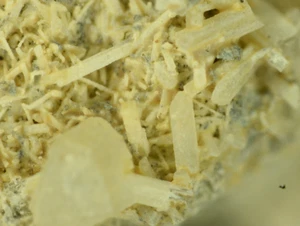 TOSCANITA de Sacrofano, Italia * MINERAL DE SILICATO RARO * 1,6 cm - Imagen 1 de 5