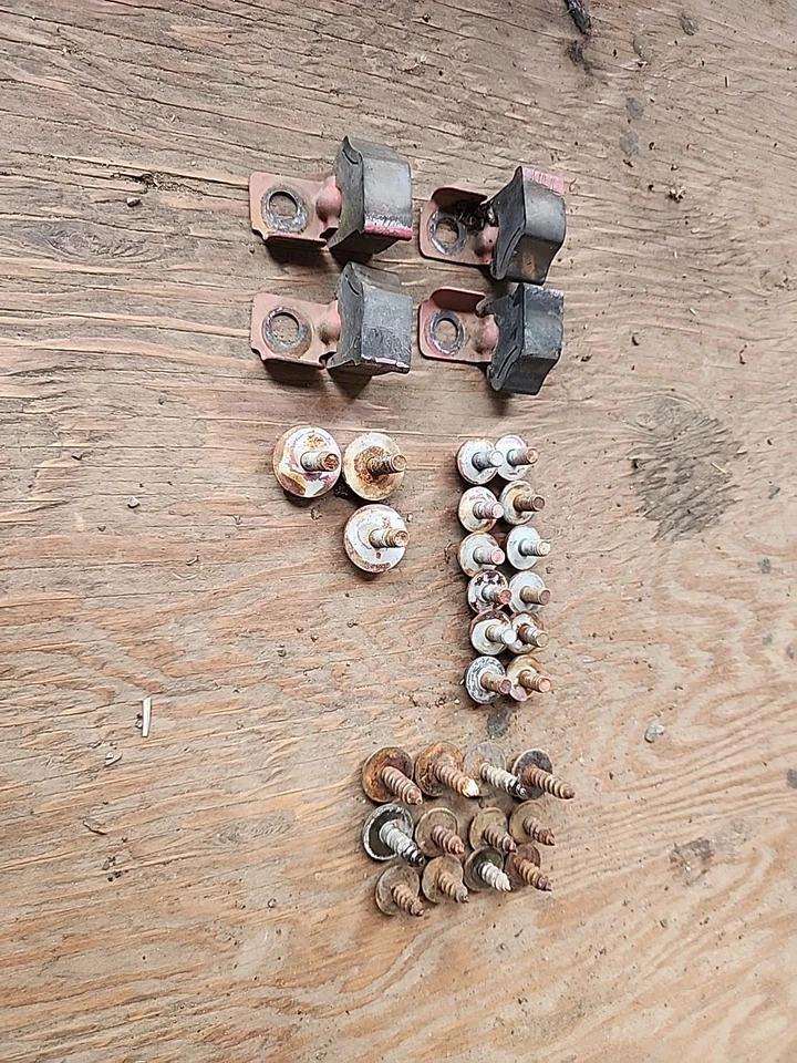 Toyota Pickup 1989-1995 OEM guardabarros forro hardware pernos lote Foto 1 de 1