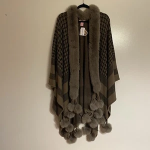 Juicy Couture Women One SZ Brown Houndstooth Faux Fur Trim/Poms Ruana Shawl NWT - Picture 1 of 11