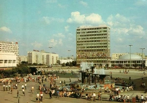 Postal vintage de Berlín Alexanderplatz RDA 370686/87 impresión en color sin usar - Imagen 1 de 3