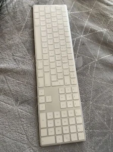 Apple Wireless Magic Keyboard 2 - volle Größe mit Zehnertastatur UK Layout (A1644 - Bild 1 von 1