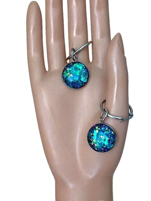 Pendientes de ópalo grandes 20 mm verde azulado resina de fuego pendientes de ópalo en aros de acero inoxidable Foto 1 de 4